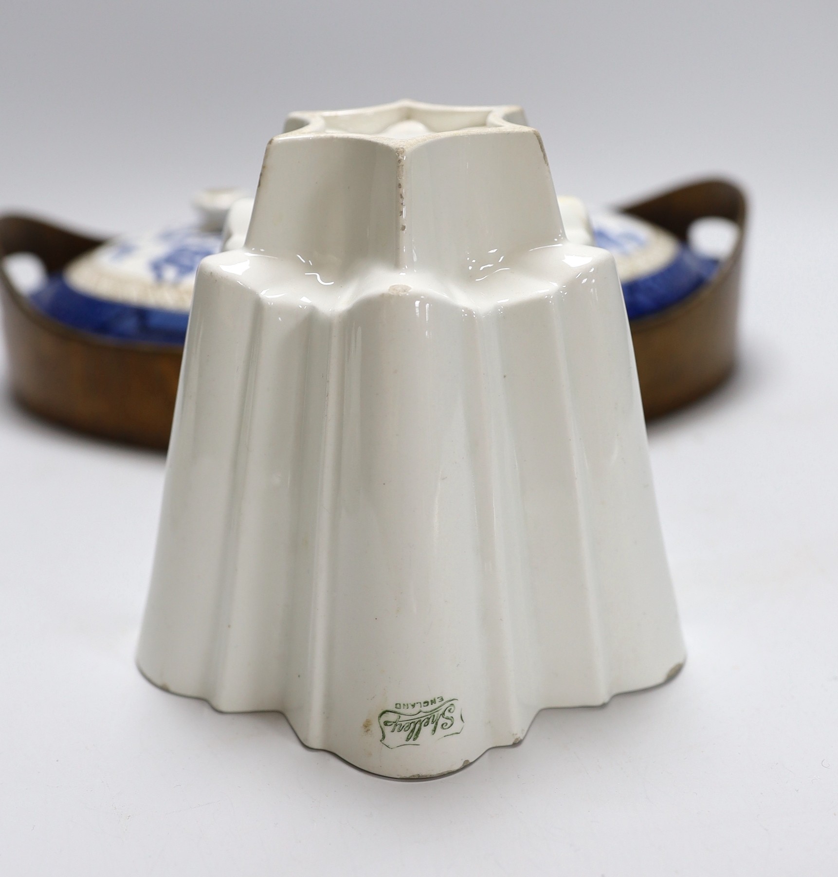 A Booths Real Old Willow pattern hors d'oeuvres set and two jelly moulds, Shelley and Greens